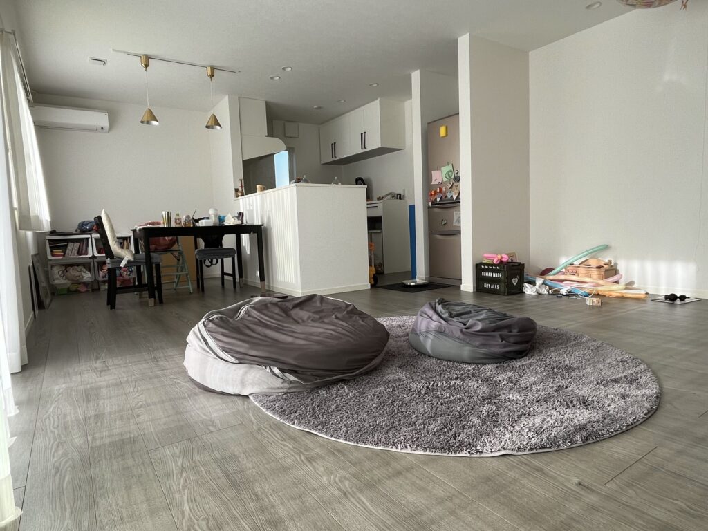 賃貸アパートで使っていた家具を置いたリビングダイニング