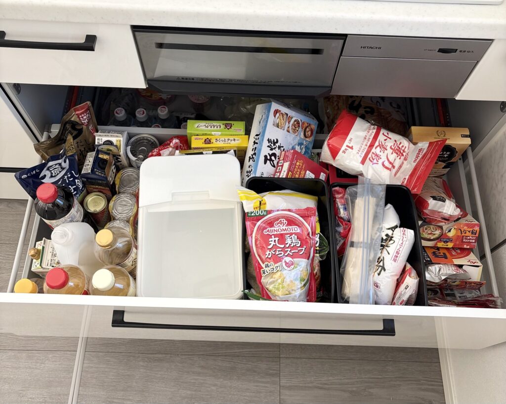上の右の引き出し。調味料や食材がギッシリ詰まっている。