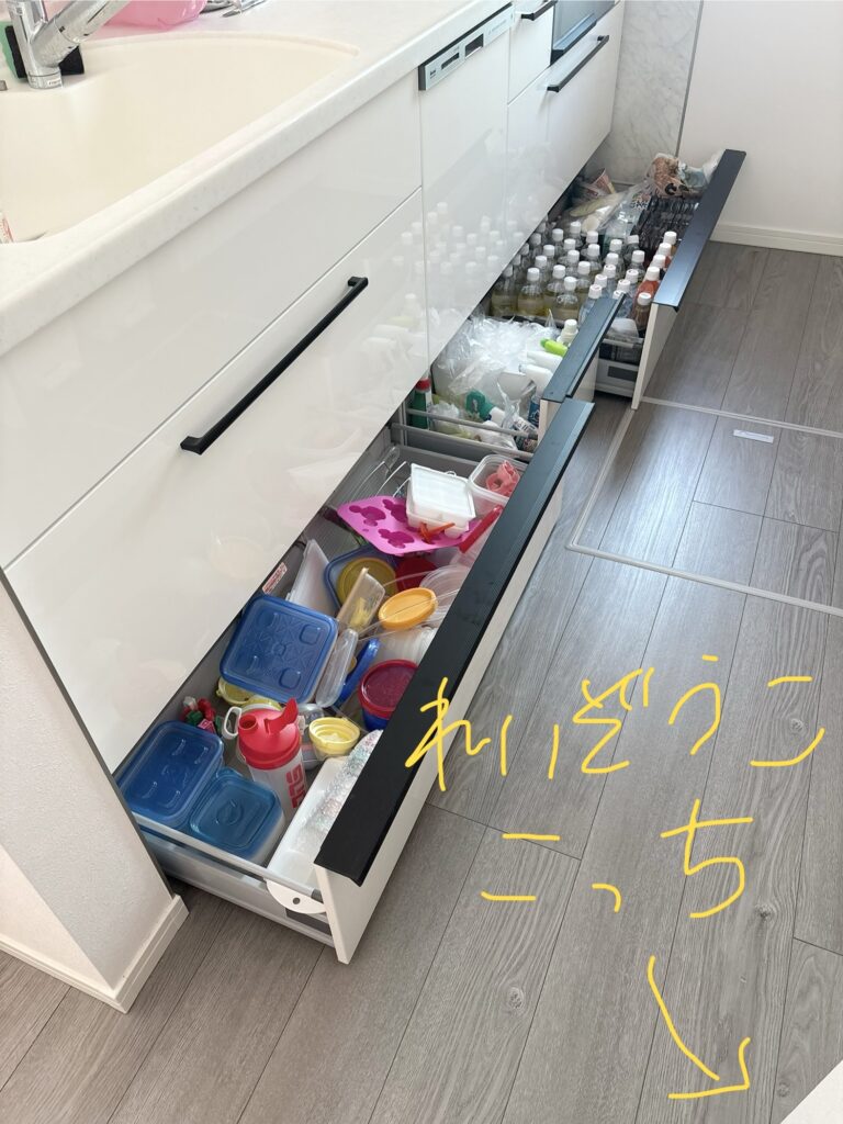 奥の引き出しに飲み物ストックが入っている様子