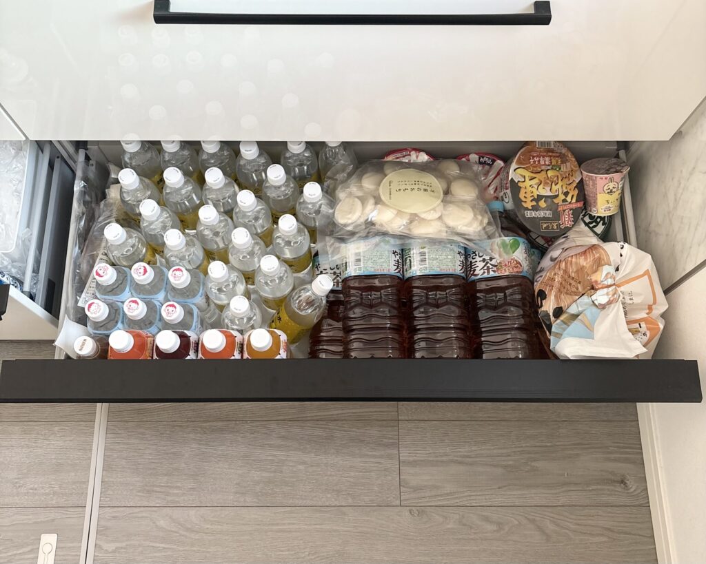 下の右の引き出し(整理前)。ここは冷蔵庫が遠いのに、飲み物のストックが大量に入っている。