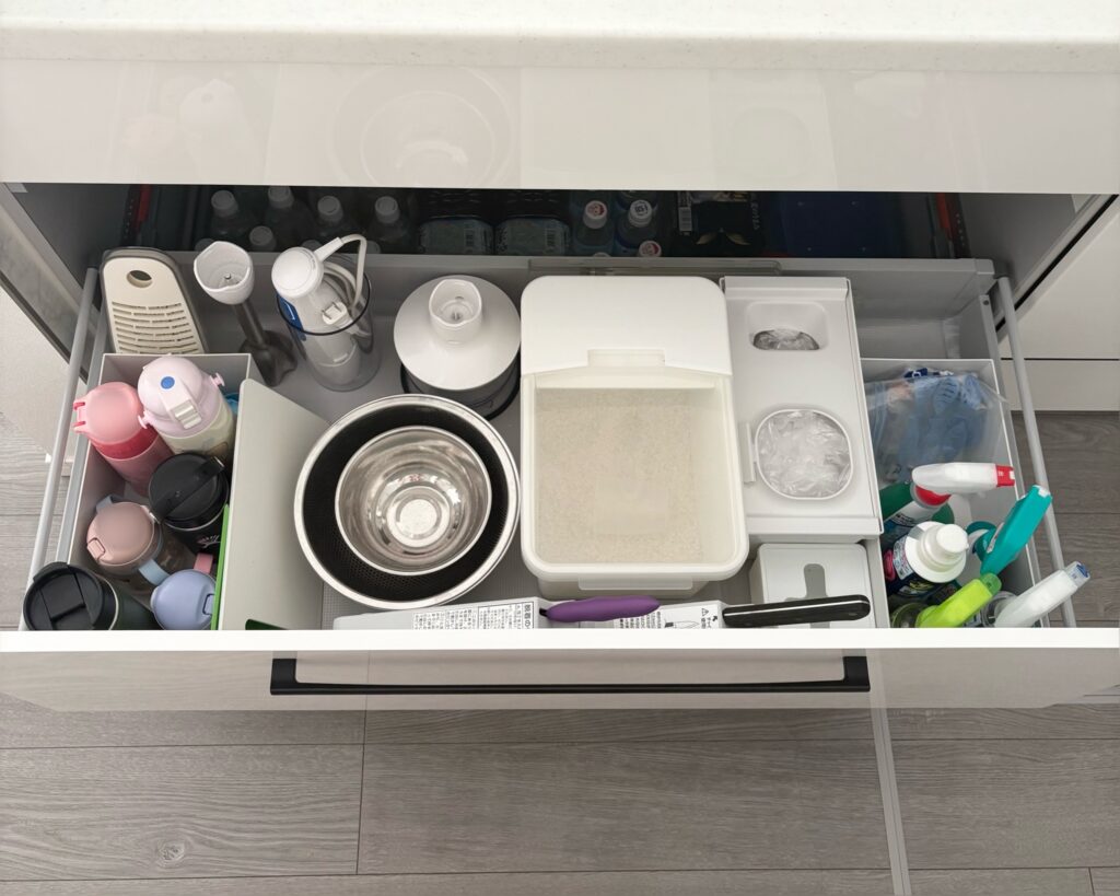 上の左の引き出し(整理後)。水筒や洗剤がファイルボックスに入ってスッキリしている。シンク下なので米やボウルもここに移動した。
