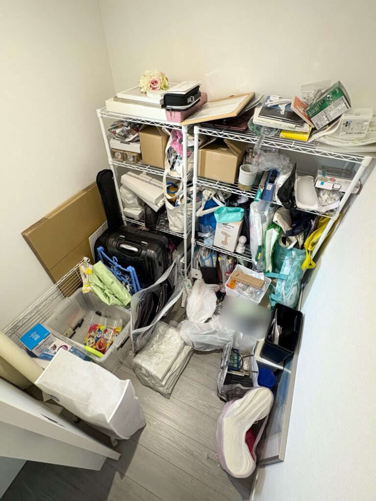 ゴチャゴチャしている納戸