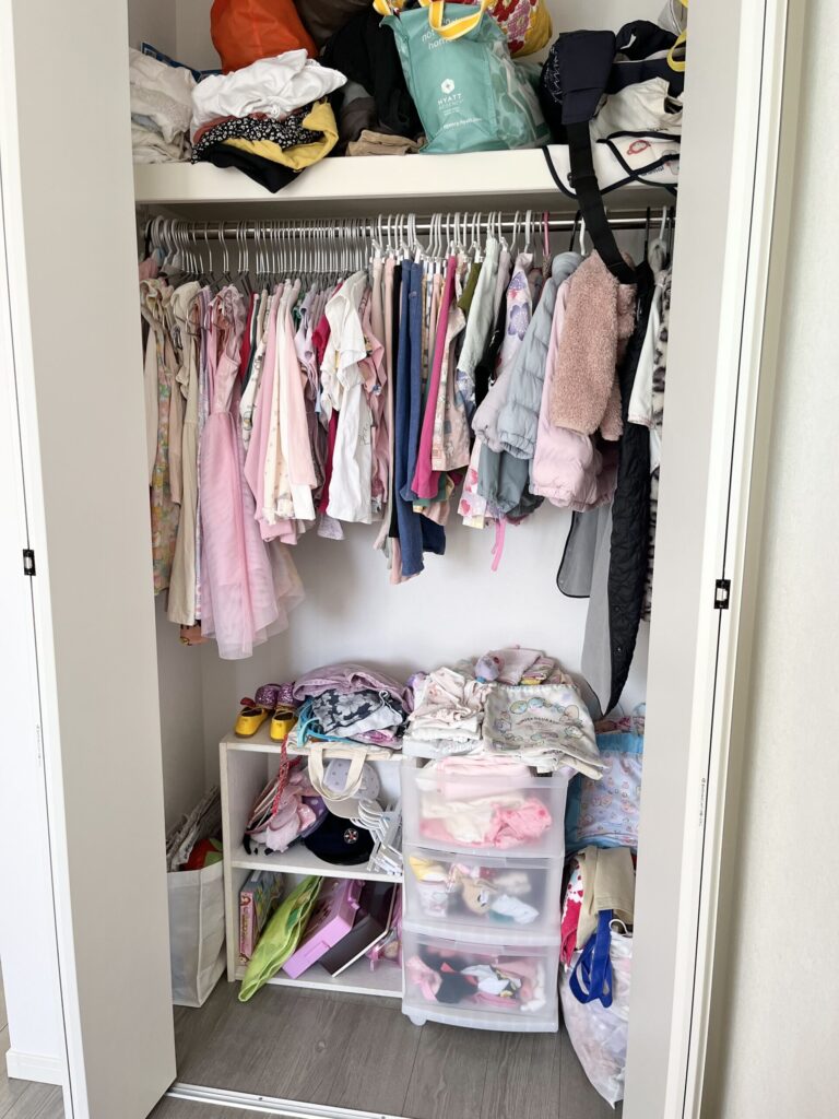 子ども部屋のクローゼット。ハンガーパイプに服がかかっている
