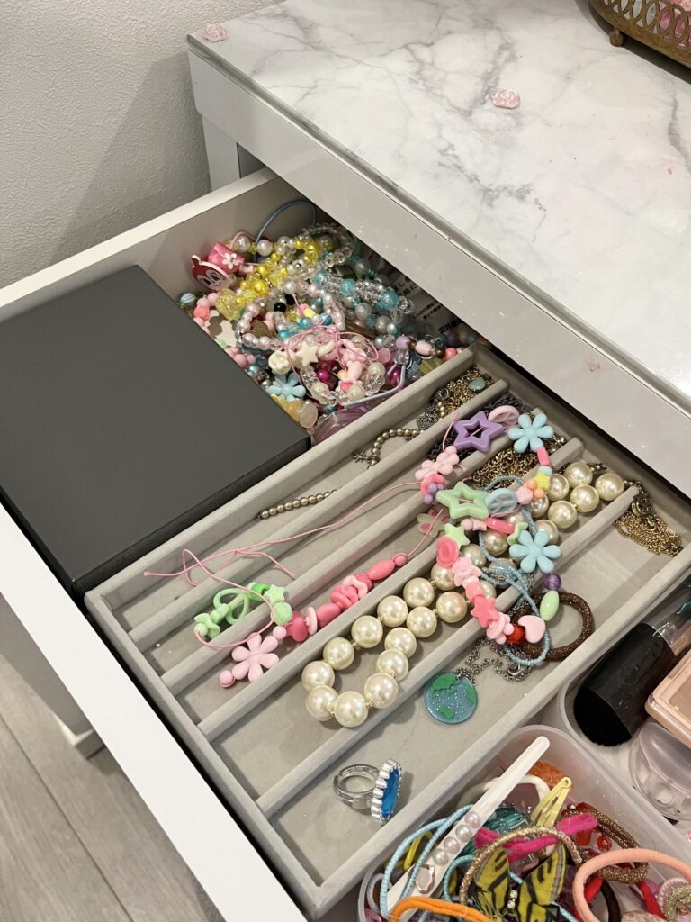 ドレッサーの引き出しの中