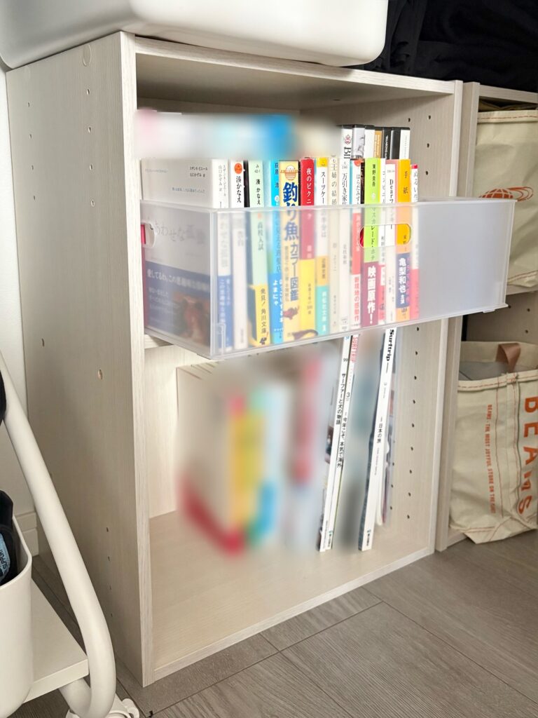 カラーボックスに収納ケースを入れて引き出しのようにした様子
