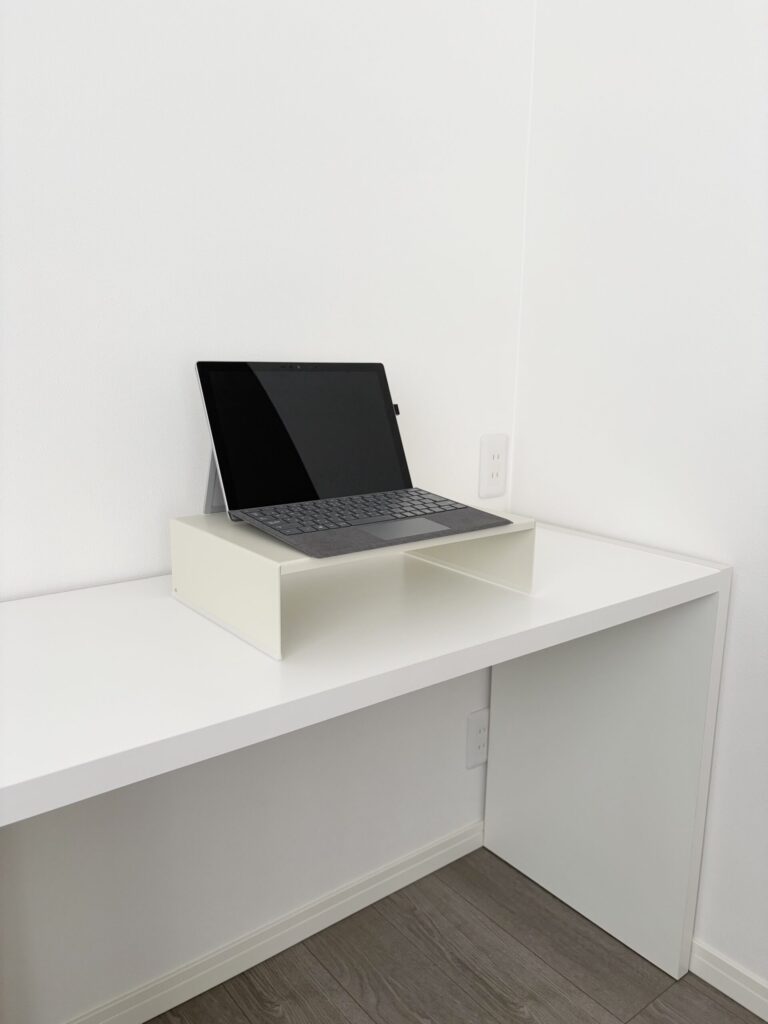 無印のスチールモニタースタンドにノートPCを乗せている様子