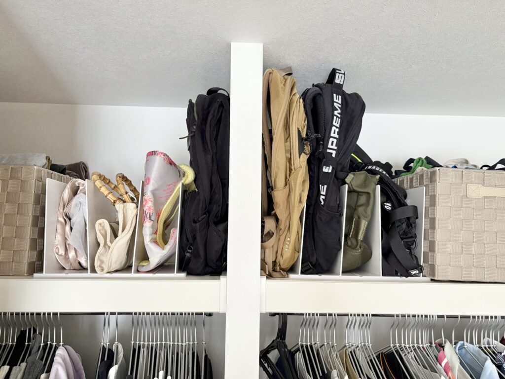 山崎実業のバッグ収納スタンドにバッグを入れて枕棚に置いた様子