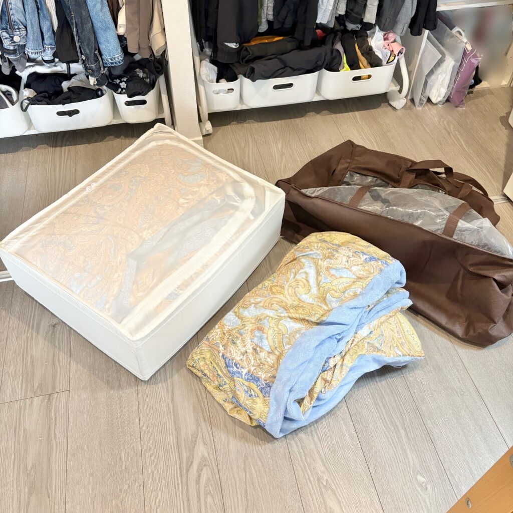 羽毛布団が入ったSKUBBと、外に残された起毛布団カバー