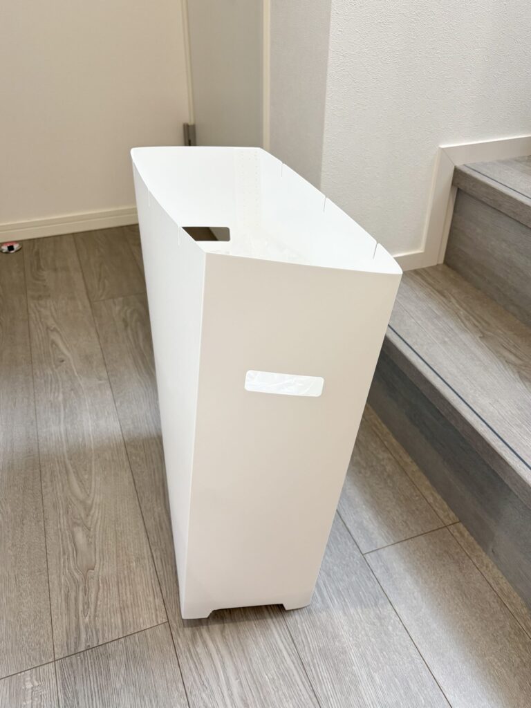 山崎実業のスリム蓋つきゴミ箱の本体のみを立たせた様子。歪んでいる