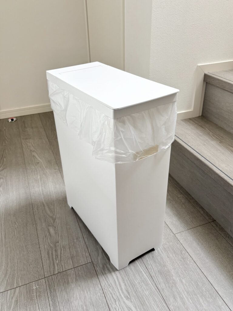 山崎実業のスリム蓋つきゴミ箱の本体にフタを取り付け、組み立て完成した様子。歪みなくきれいな形