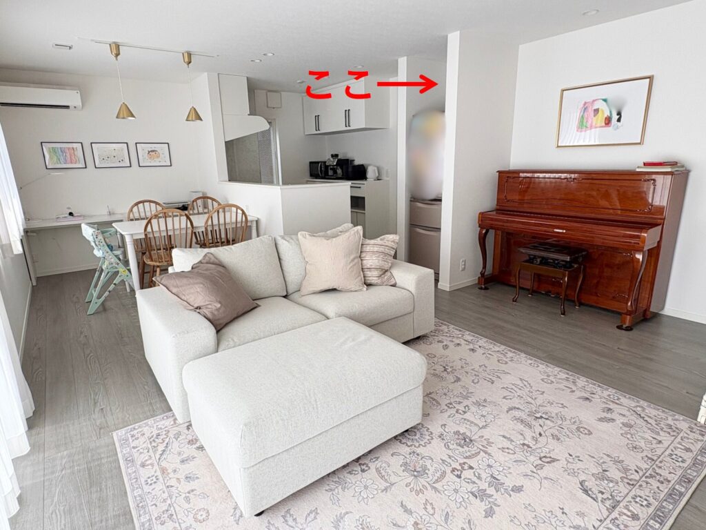 リビング全体の写真にて、冷蔵庫の上の部分を指し示したもの