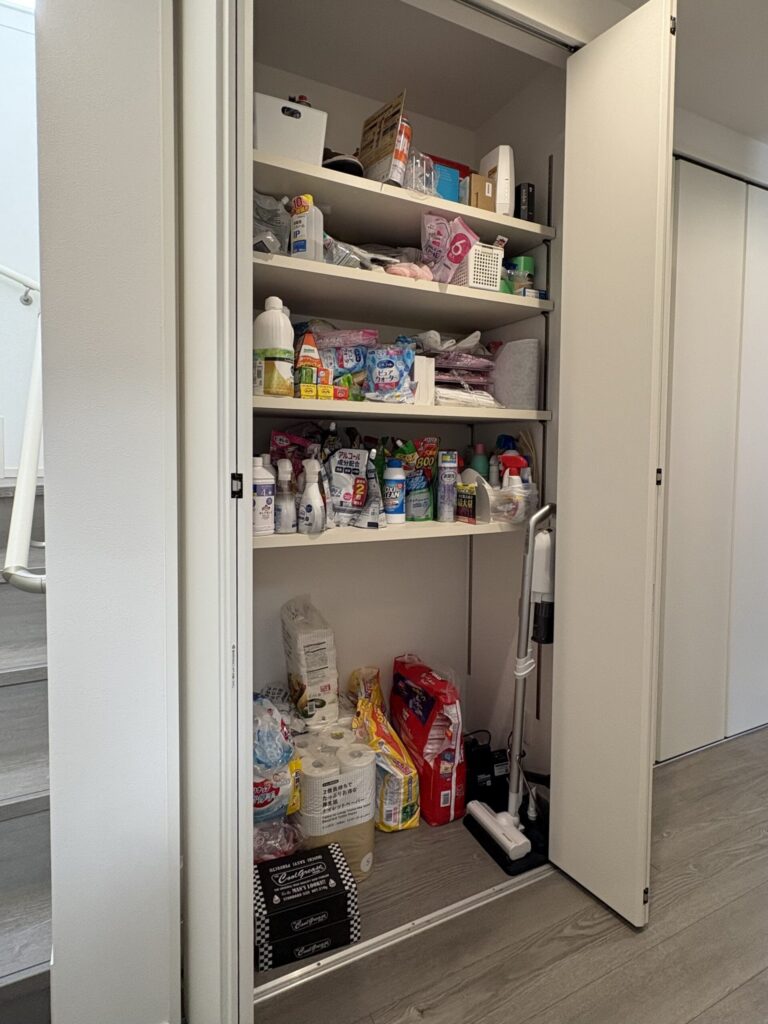 廊下収納のクローゼットの中に日用品ストックが入っている様子