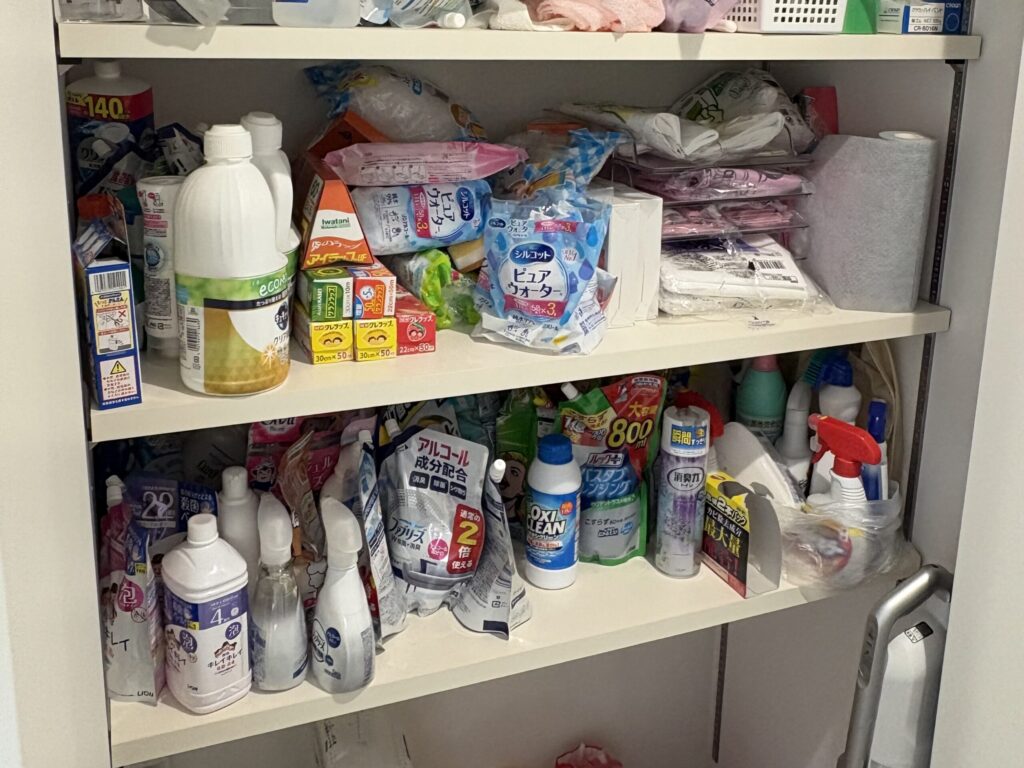 クローゼットの中に日用品ストックがたくさん入っている様子