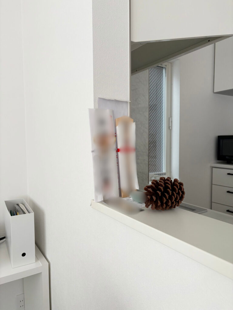 キッチンの腰壁の端に置かれたお札とお守り