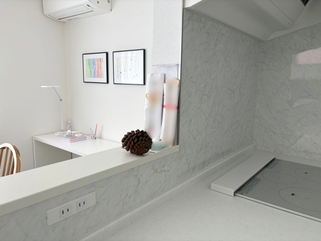 キッチンの腰壁の端に置かれたお札とお守り（キッチン側から見た様子）