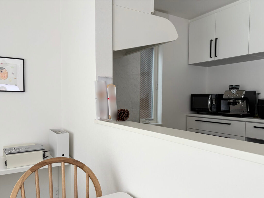 キッチンの腰壁の端に置かれたお札とお守り（ダイニング側から見た様子）