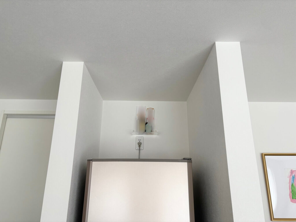 冷蔵庫の上部の壁に設置した神棚を正面から見た様子