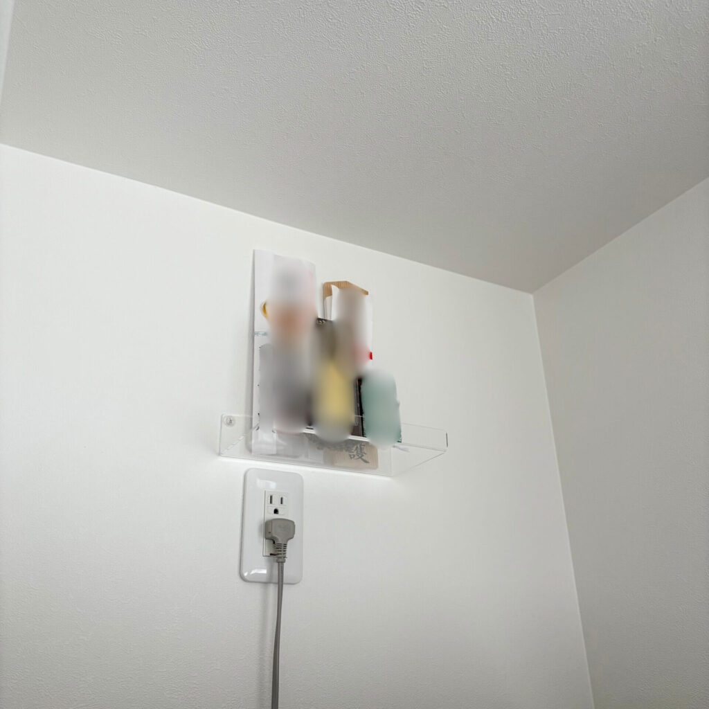 透明なアクリル製の神棚を斜め下から見た様子