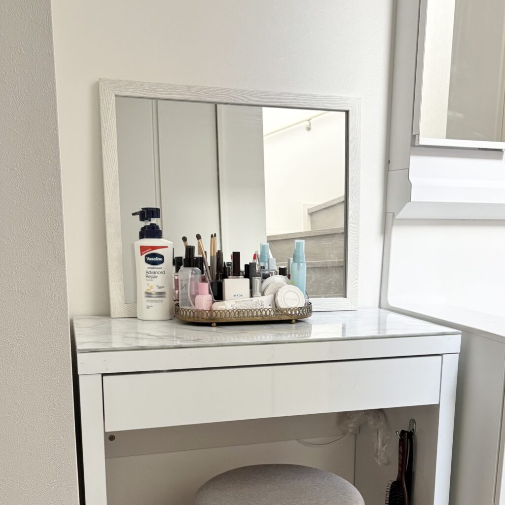 使用感のある化粧品が置かれたドレッサーの写真