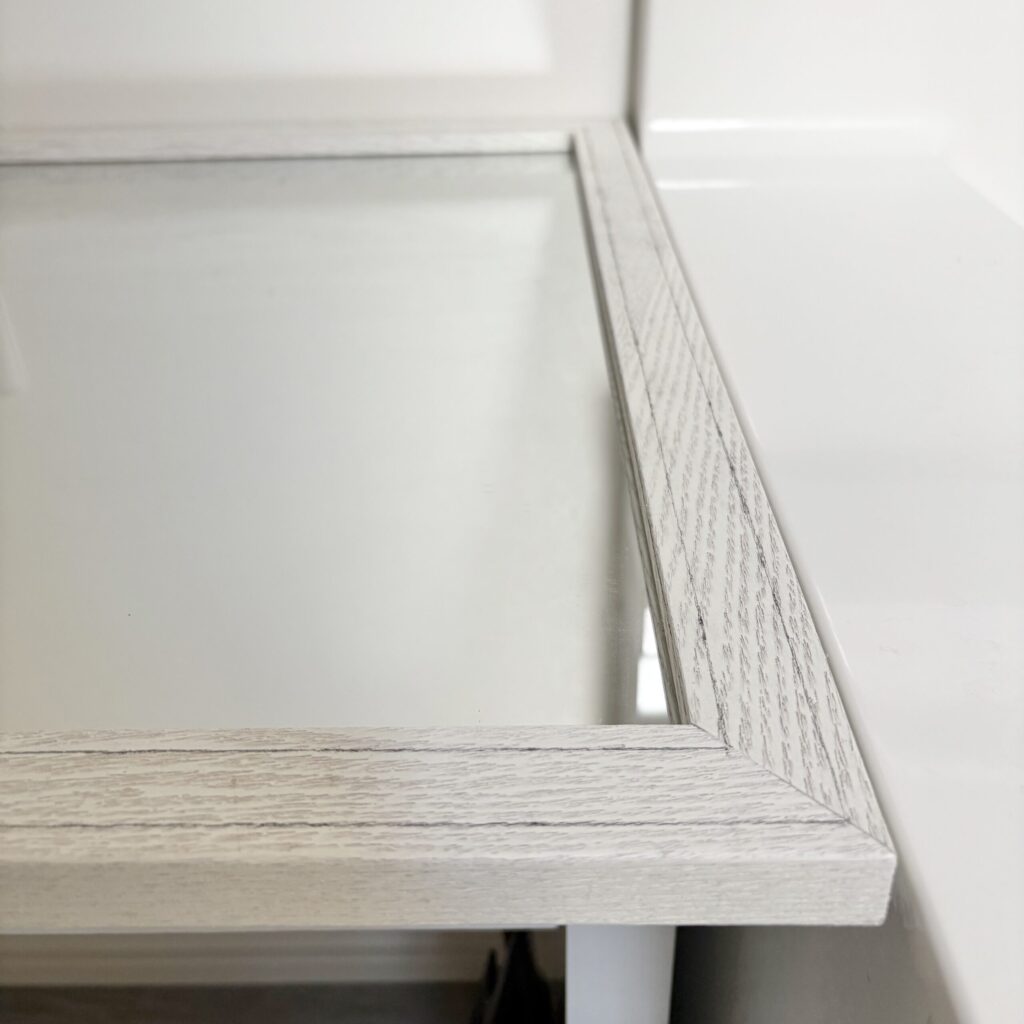 鏡のふちに目印の線が引かれている様子