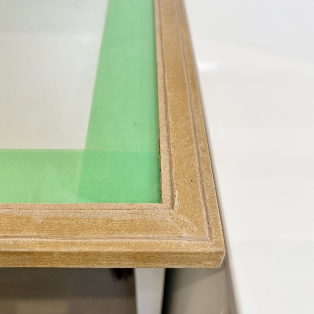 溝を彫ってある鏡のふち