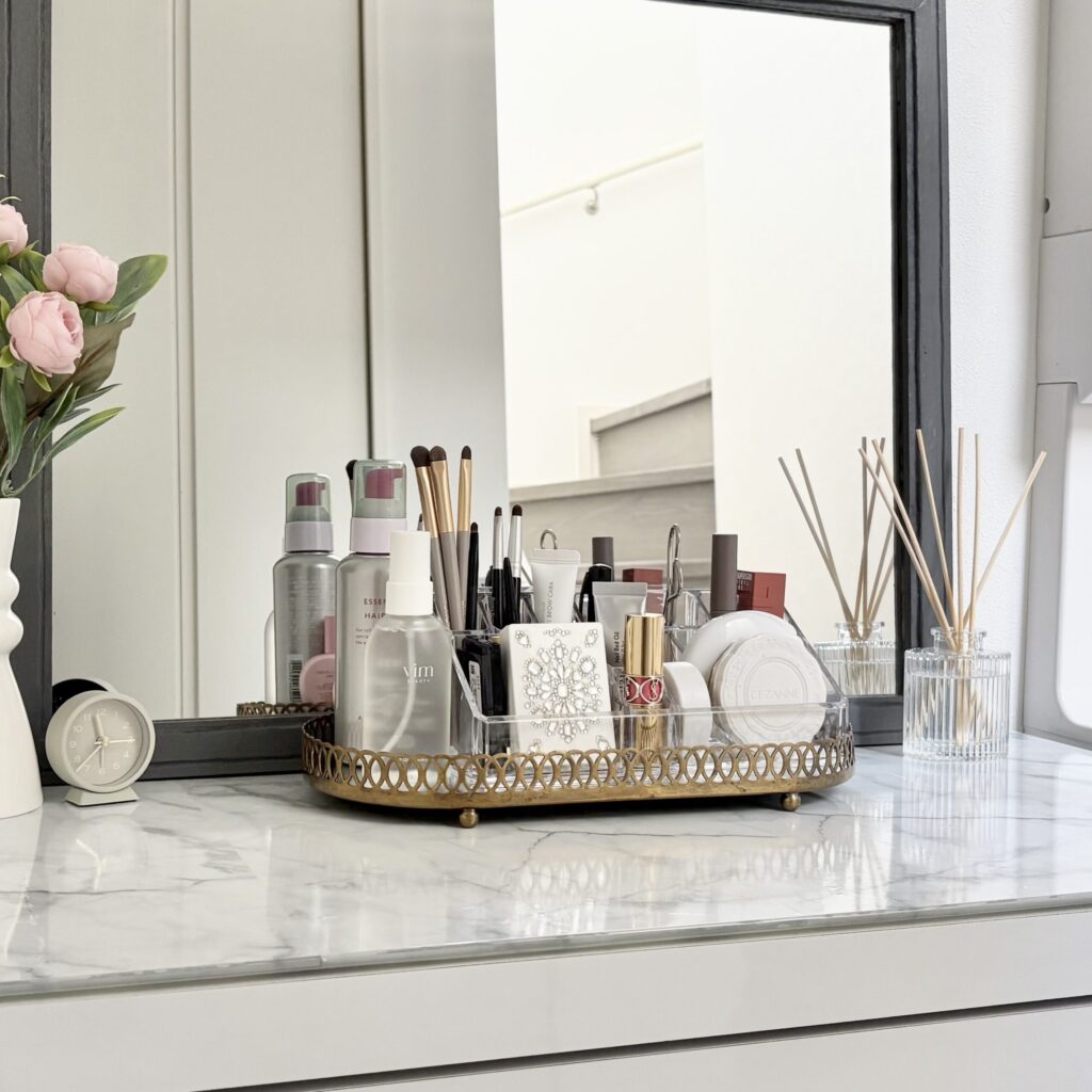 ドレッサーの上に置かれた化粧品スタンドの写真