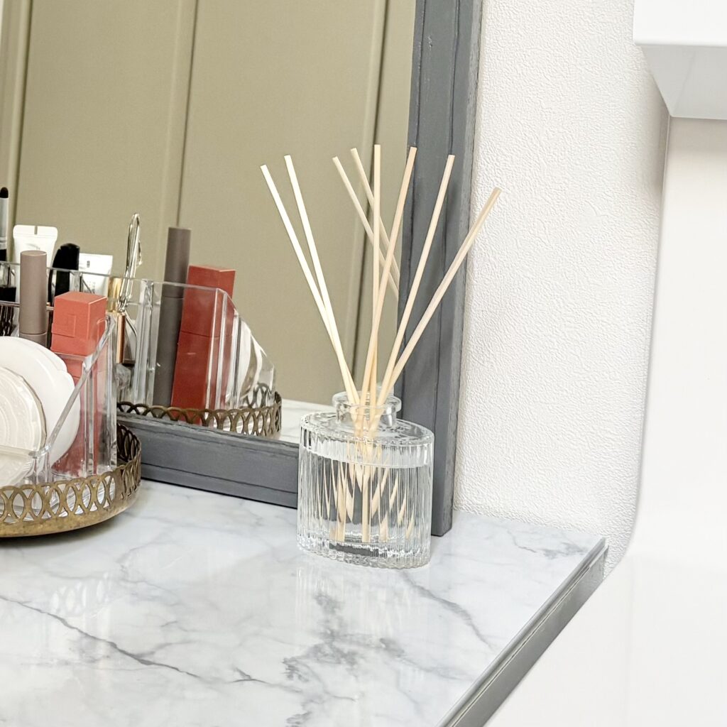 ドレッサーの上に置かれたリードディフューザーの写真
