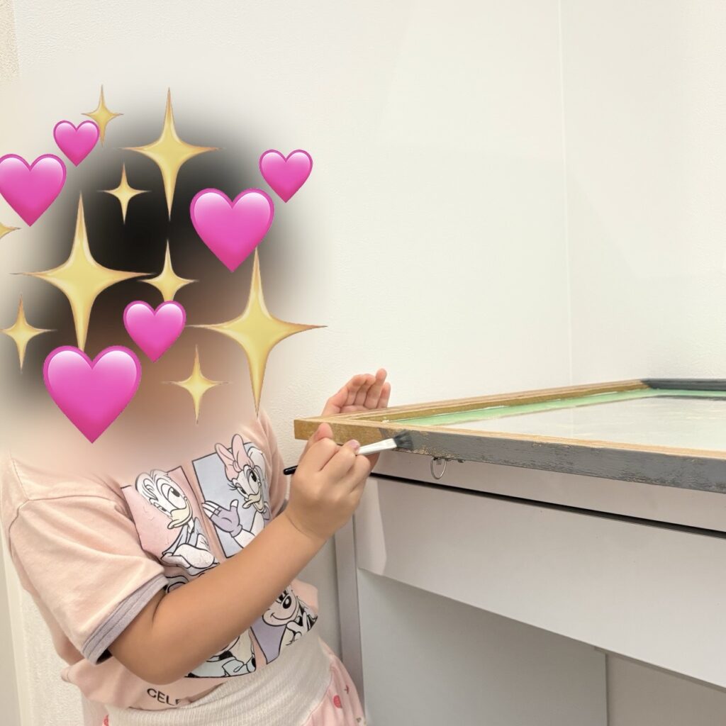 鏡のふちに色を塗っている様子